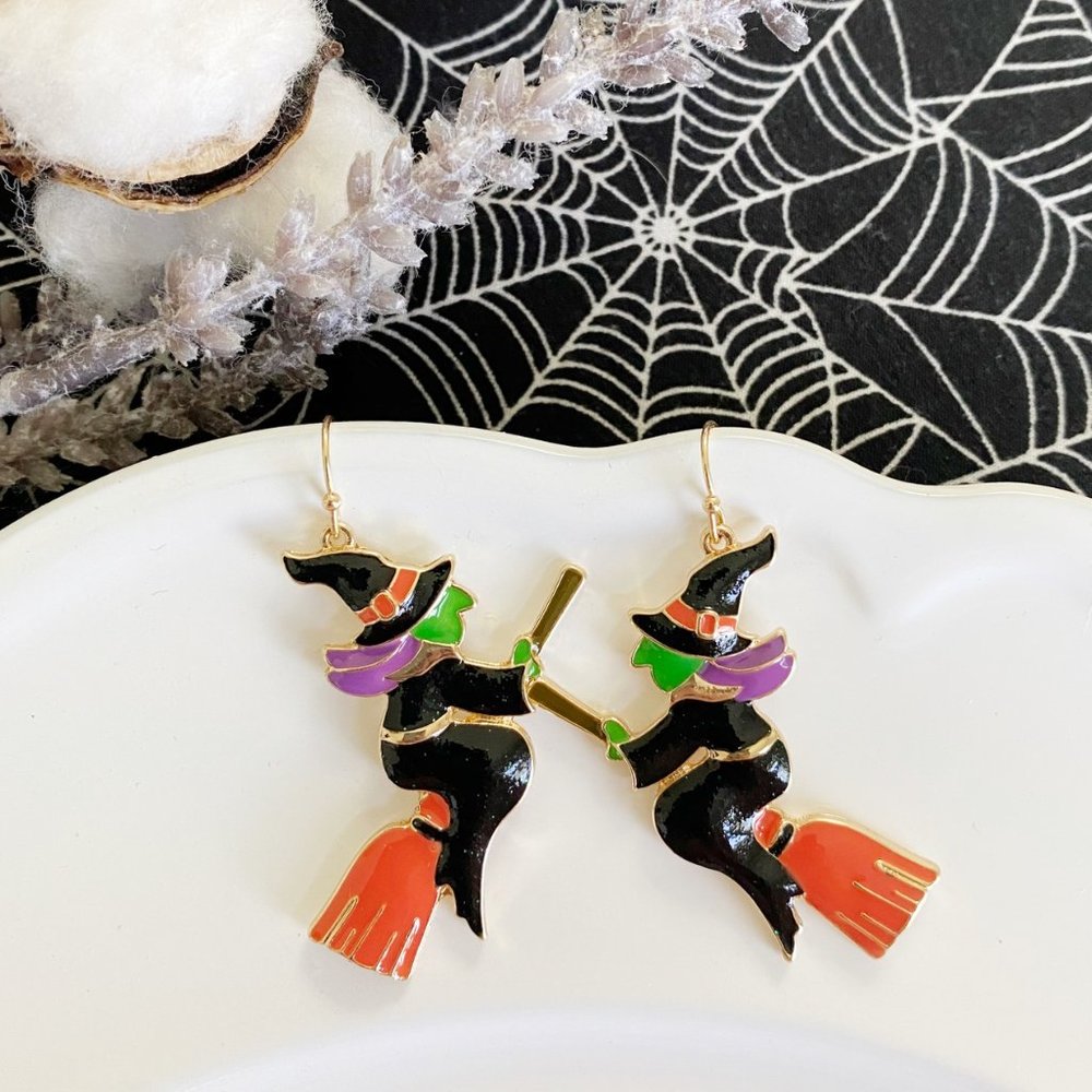 Witch on Broomstick Halloween/Witchy dangle earrings NWT, BOUTIQUE